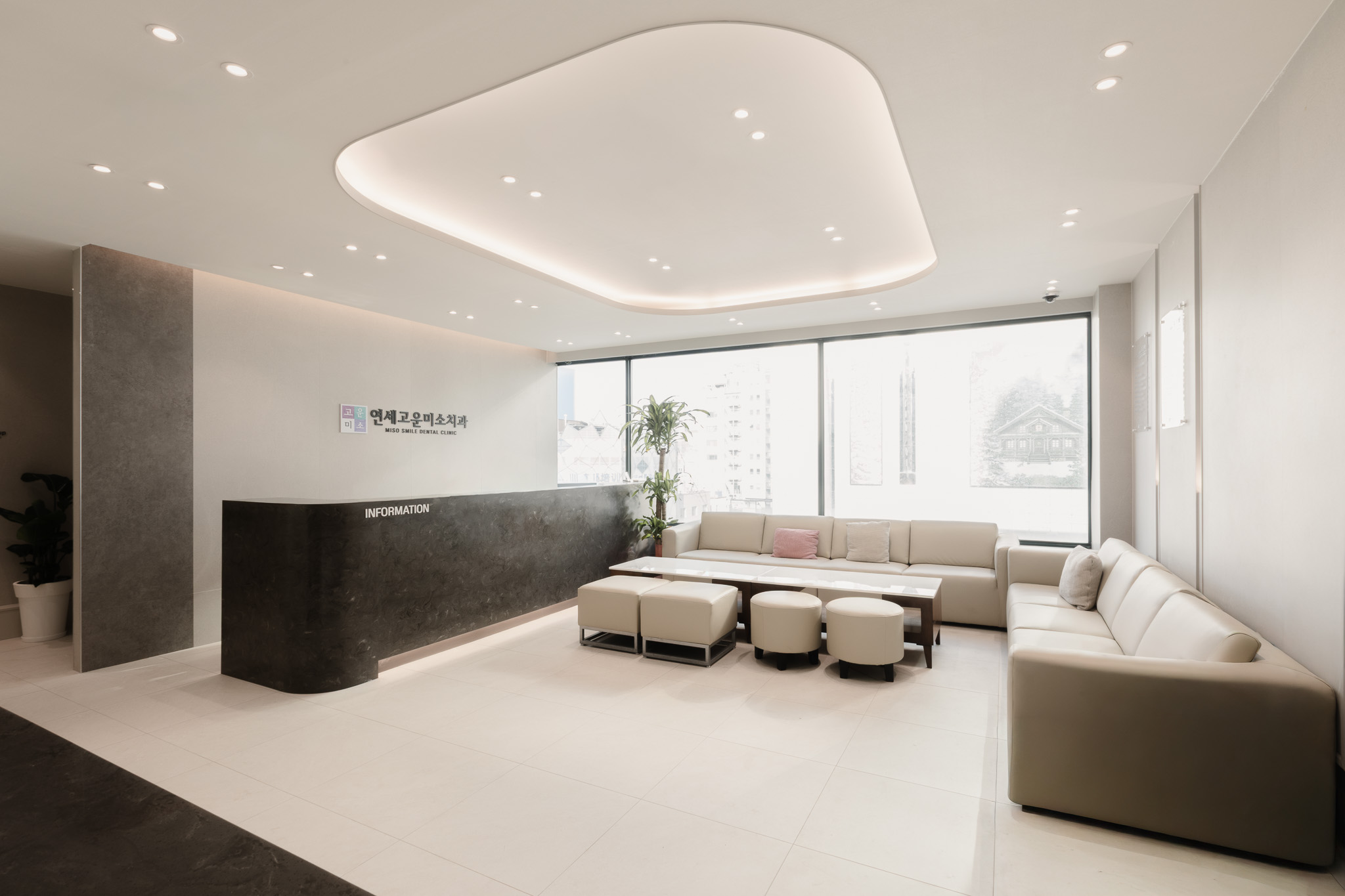 Waiting room at Yonsei Goun Miso Dental Clinic, Sinchon Branch 1
